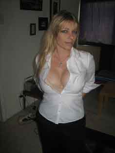 a milf living in Hartford City, Indiana